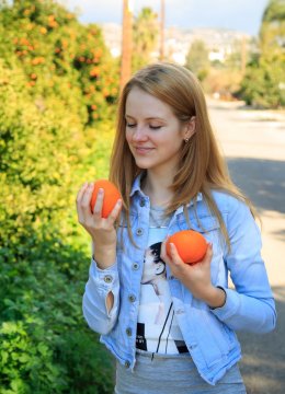 Рыжая худышка в кроссовках гуляет без трусиков по улице